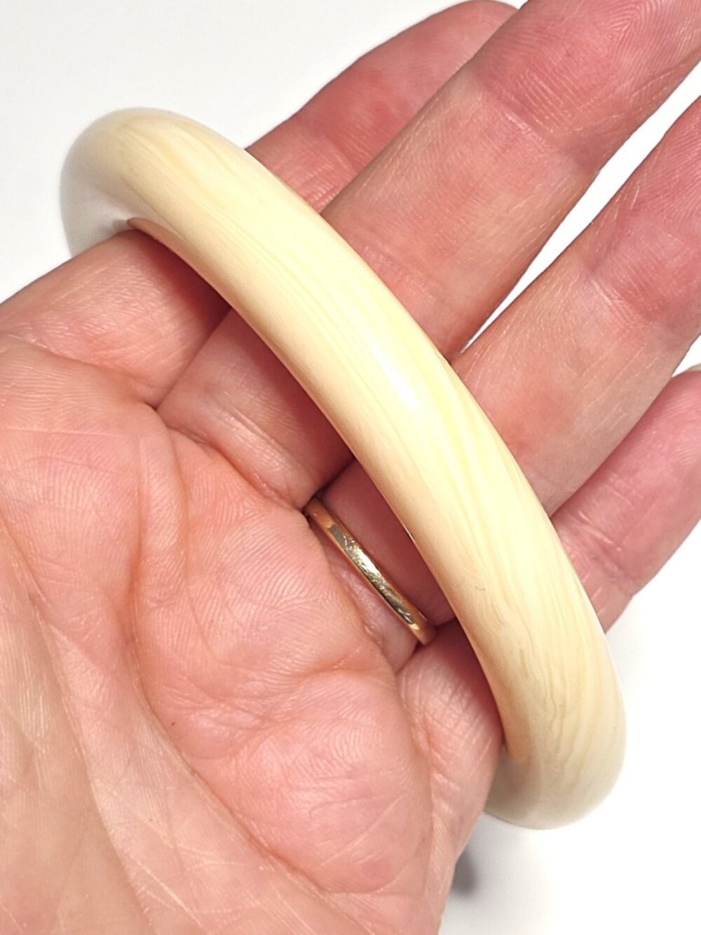 Vintage Bakelite ivory or cream bangle bracelet